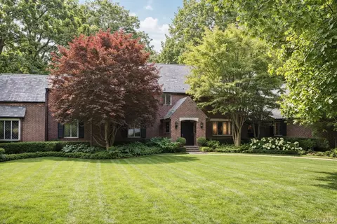 118 Highland Rd, Glen Cove, NY 11542