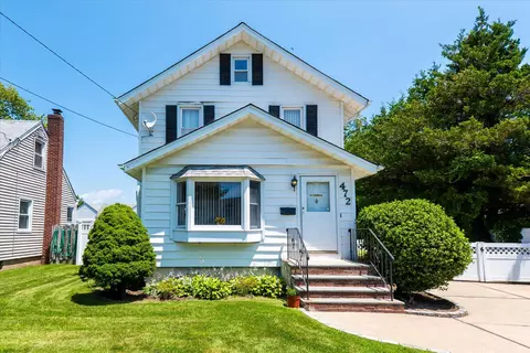 472 S 3rd St, Lindenhurst, NY 11757