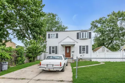 95 E 3rd St, Deer Park, NY 11729