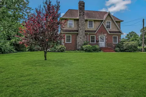 40 Maple Ave, Bay Shore, NY 11706