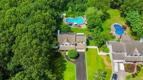 15 Victoria Ct, Oakdale, NY 11769