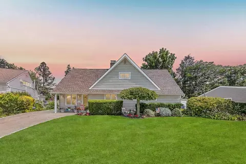 6 Bridge Ln, Hicksville, NY 11801