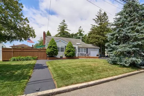 74 W 17th St, Deer Park, NY 11729