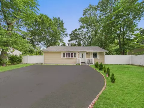 142 Suffolk Ave, Brentwood, NY 11717