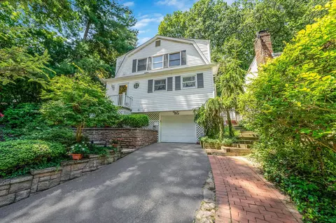 95 Norwood Ave, Northport, NY 11768
