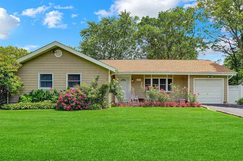 17 Tupper Ave, Medford, NY 11763