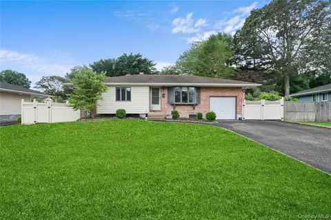 12 Donna Ln, Commack, NY 11725