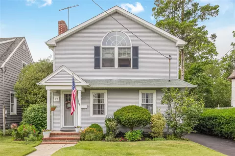 19 Rose St, Islip, NY 11751