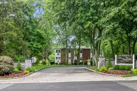 130 Church St #4D, Kings Park, NY 11754