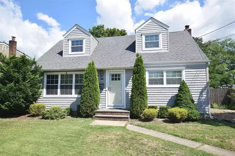 73 N Kings Ave, Massapequa, NY 11758