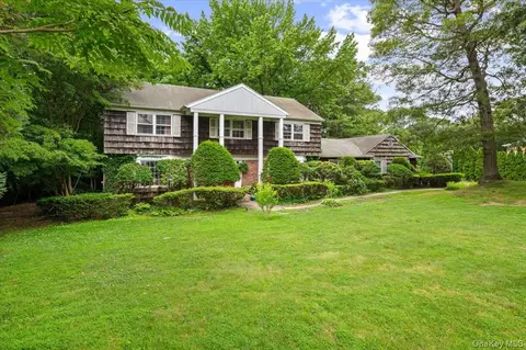 16 Norma Ln, Dix Hills, NY 11746