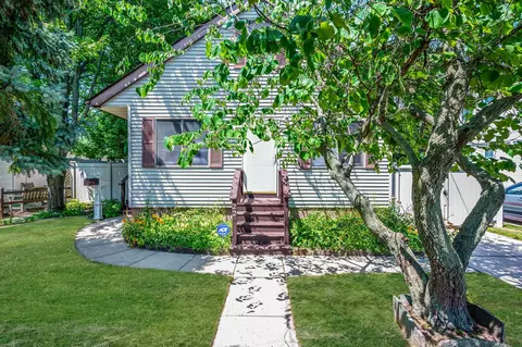 22 Bristol St, Lindenhurst, NY 11757