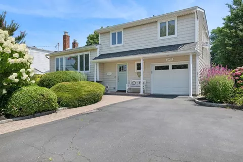 2975 Susan Rd, Bellmore, NY 11710
