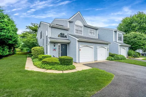 32 Lakebridge Dr S, Kings Park, NY 11754