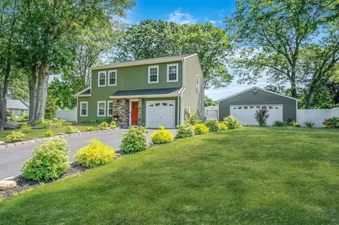1 Burwood Ln, Coram, NY 11727