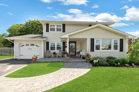 19 Harp Ln, Sayville, NY 11782