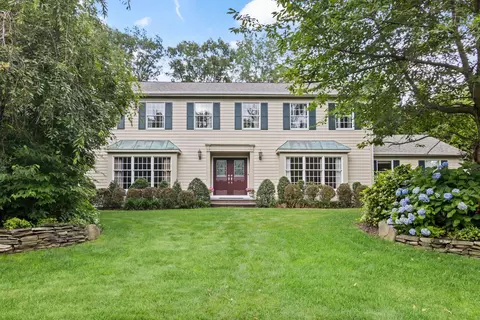 2 Saybrook Ct, Port Jefferson Station, NY 11776
