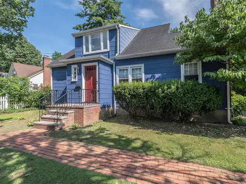 22 Harbor Rd, North Hempstead, NY 11050