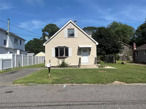 99 Lynbrook Dr, Mastic Beach, NY 11951