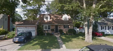 468 N Greene Ave, Lindenhurst, NY 11757