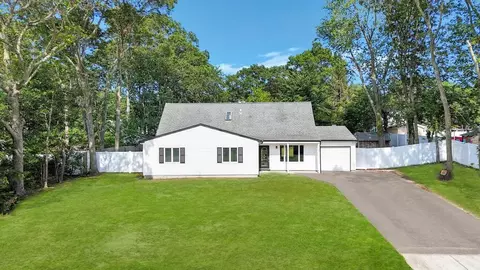 9 Wakefield Ave, Coram, NY 11727