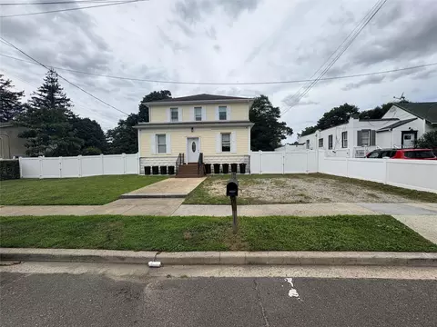 741 Clocks Blvd, Massapequa, NY 11758