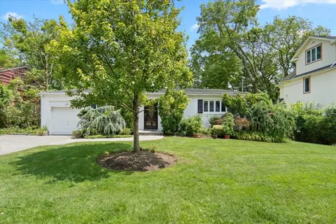 9 Devonshire Ln, North Hempstead, NY 11023