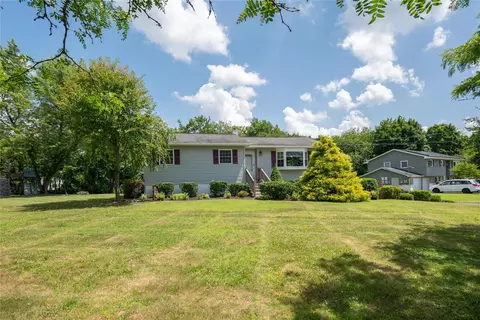 34 Windmill Rd, Poughkeepsie, NY 12601
