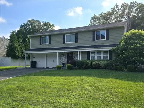 27 Summerfield Dr, Lake Grove, NY 11755