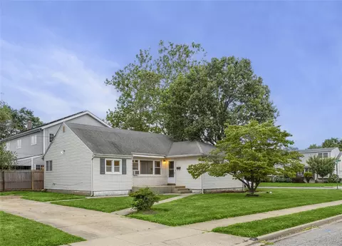 8 Farmedge Rd, Bethpage, NY 11714