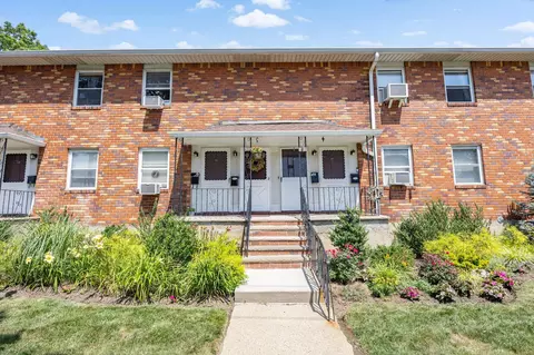 1 Childs Ave #2E, Floral Park, NY 11001
