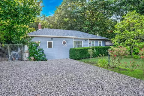 322 N Dunton Ave, Brookhaven, NY 11772