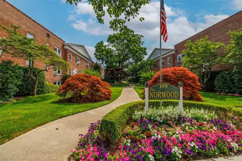 195 N Village Ave #2D, Rockville Centre, NY 11570