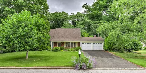51 Hastings Dr, Stony Brook, NY 11790