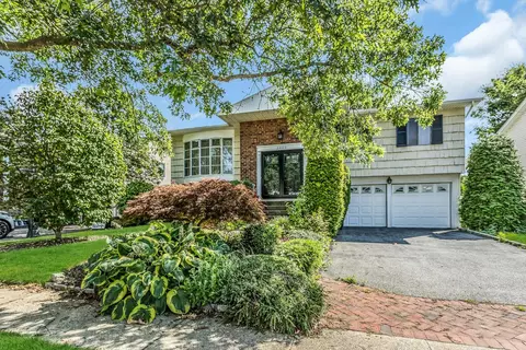 3005 Lonni Ln, Merrick, NY 11566