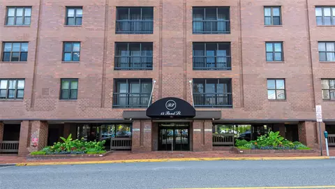 12 Bond St #7A, North Hempstead, NY 11021