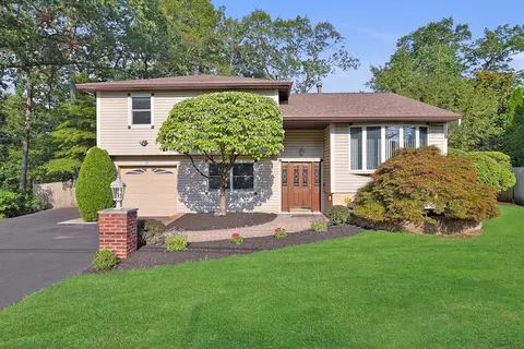 99 Shetland Dr, Clarkstown, NY 10956