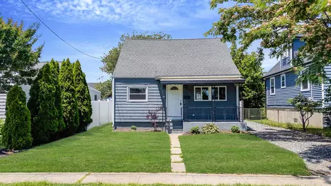 18 Schley Ave, Lindenhurst, NY 11757