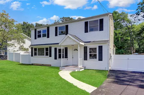 300 Prairie Dr, North Babylon, NY 11703