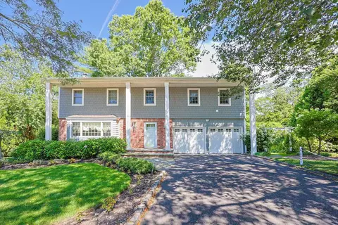 5 Samuel Ct, Syosset, NY 11791