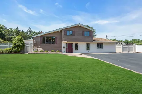 18 Cloverdale Dr, Oakdale, NY 11769