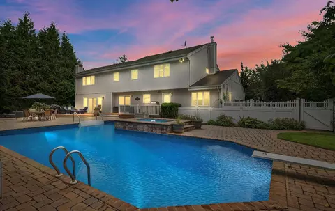 25 Barbera Rd, Commack, NY 11725