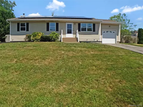 79 Meadow Ct, Manorville, NY 11949