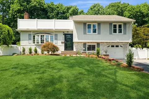 739 Franklin St, North Hempstead, NY 11590