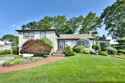 18 Robin Ter, Massapequa Park, NY 11762