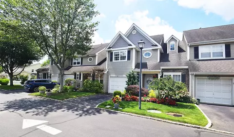 16 Scarborough Dr, Smithtown, NY 11787