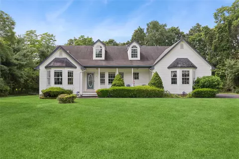 4 Pine Cone Ct, Moriches, NY 11955