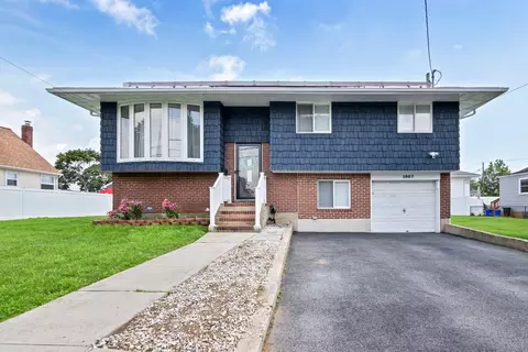 1007 Jackson Ave, Lindenhurst, NY 11757