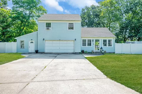109 Laurelton Dr, Mastic Beach, NY 11951