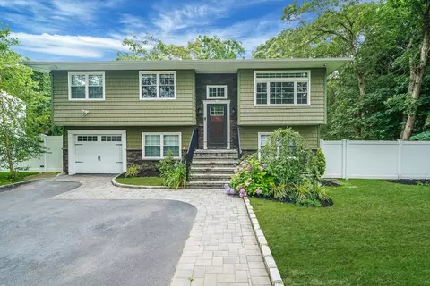 368 Carnation Dr, Shirley, NY 11967